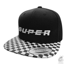 Schwarze Snapback-Cap mit Schachbrett-Schirm, bestickt mit weiem "SUPER" Schriftzug.
