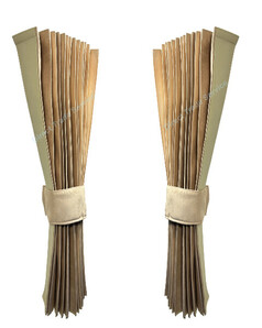 Beige LKW-Rundumgardinen, vorgefaltet, aus dickem Stoff mit Kunstlederkante und Stoff-Rckhaltebndern.