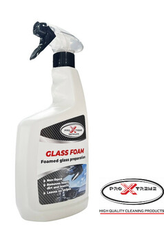 Weie Sprhflasche Pro Xtreme Glasschaum mit schwarzem Sprhkopf fr streifenfreie Autofensterreinigung.