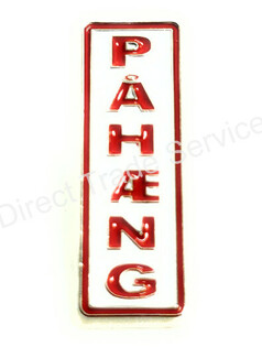 DTS PIN Pahaeng: Rechteckiger Metall-Anstecker mit rotem Rand und dem erhabenen Schriftzug PAHAENG in Rot auf Wei.