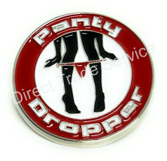 Runder DTS PIN mit silbernem Rand, rotem Ring und weiem Zentrum. Zeigt schwarze Beine und eine rote Panty. Text: PANTY DROPPER.