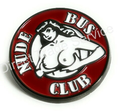 Glnzender, runder roter Pin mit "Nude Bus Club" Schriftzug und weier, stilisierter nackter weiblicher Bste.