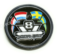 Runder schwarzer DTS PIN mit V8-Symbol, schwedischer und niederlndischer Flagge und "Swedish Perfection" Schriftzug.