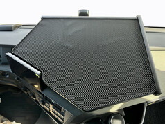 Schwarzer Fahrertisch mit Antirutschmatte und erhhter Kante, passgenau auf dem Armaturenbrett eines Volvo FH LKW.