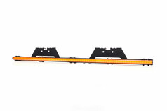 Schwarze Markierungsleiste mit Halterungen, leuchtend in orangefarbener Neon-Optik auf weiem Hintergrund.