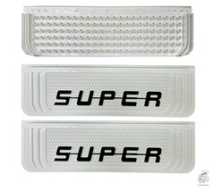 Ein Paar graue PVC-Schmutzfnger mit "SUPER" Schriftzug und Kanlen auf der Rckseite.