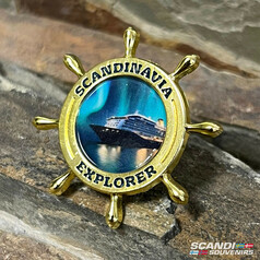 Scandi Pin Scandinavia Explorer aus goldfarbenem Metall mit Schiff und Nordlichtern.