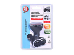 Schwarzes USB-KFZ-Ladegert mit zwei USB-A und zwei USB-C Anschlssen in Blisterverpackung.