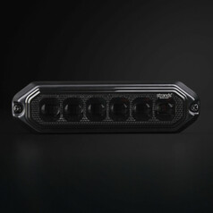 Ein schwarzer, robuster LED Blitzer von Strands mit mehreren dunklen Linsen. Produktbild vor dunklem Hintergrund.