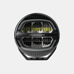 Rundes, schwarzes SWEDSTUFF LED-Fahrlicht mit gelben Haupt-LEDs und weien Positionslicht-Ringen auf Halterung.