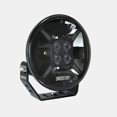 SWEDSTUFF 9 Zoll LED-Zusatzscheinwerfer in Schwarz mit Halterung. Zeigt die Haupt-LEDs und ein bernsteinfarbenes Positionslicht.