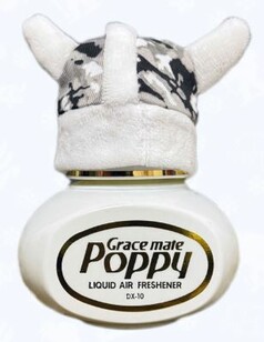 Weie Plsch Mtze im Wikinger-Stil mit grau-schwarzem Muster auf einem weien Poppy Lufterfrischer Flakon.