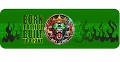Grnes Dashmat mit "Born to ride Built to drive" Schriftzug, gekrntem Gorilla-Emblem und Flammen-Design.