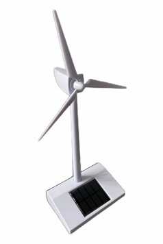 Weies solarbetriebenes Windrad mit Rotorblttern und schwarzem Solarpanel auf dem Sockel.