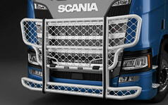 Silberner Trux Frontschutzbgel "Highway" aus Aluminium mit Gitterdesign an einem blauen Scania LKW.