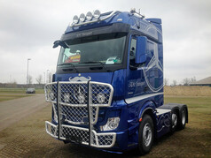 Blauer Actros LKW mit silbernem Trux Frontschutzbgel "Highway" aus Aluminium und Zusatzscheinwerfern.