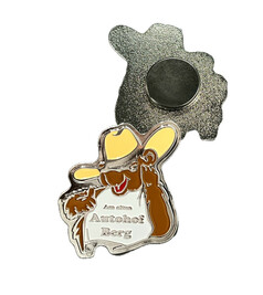 Metallmagnet in Form eines braunen Cartoon-Bren mit gelbem Cowboyhut. Auf dem weien Shirt steht 