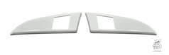 Ein Paar weie Scheinwerferabdeckungen aus Kunststoff mit Ausschnitt.