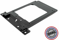 Tiefe Sitzkonsole aus schwarzem, pulverbeschichtetem Metall mit rechteckiger ffnung und Befestigungslchern.