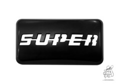 Schwarze LED Abdeckung aus Kunststoff mit weiem SUPER-Schriftzug.