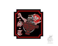 Schwarzer AST "Memory Edition" Aufkleber mit rotem Rand. Zeigt einen LKW mit Flgeln und den Text "In Loving Memory Of".