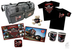AST Fanpaket: Graue Reisetasche, schwarze T-Shirts, Plschbr, weie Tassen, Plakate und Aufkleber mit LKW-Design.