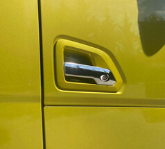 Trgriffhalter rechts an gelber LKW-Tr, mit Chromgriff und Schlsselffnung.