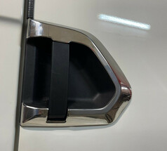 Trgriff Rahmen aus poliertem Edelstahl an einer weien LKW-Tr.