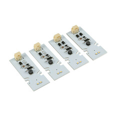 Mehrere bernsteinfarbene Tagfahrlicht-Ersatzplatinen mit Elektronikbauteilen und Steckern.