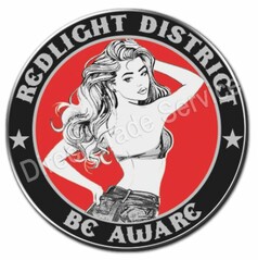 Ein runder DTS Pin mit silbernem Rand, rotem Hintergrund und einer schwarz-weien Illustration einer Frau. Schriftzug: Redlight District Be Aware.