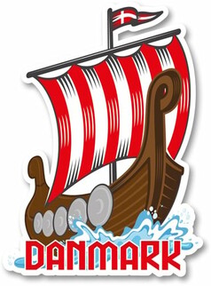 Lufterfrischer in Form eines Wikingerschiffs mit rot-weiem Segel, dnischer Flagge und Wasserspritzern. Text: DANMARK.