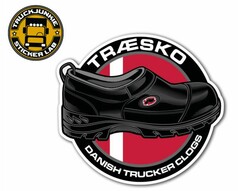Runder Aufkleber mit schwarzem Traesko auf dnischem Flaggenhintergrund. Text: TRSKO, DANISH TRUCKER CLOGS.