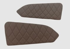 Ein Paar gesteppte Trverkleidungen in braun mit Steppvariante 02.