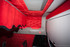 Roter LKW-Innenraum mit gesteppter Deckenverkleidung und Alkantara-Art Bordre mit schwarzer Wellenkante.