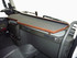 Durchgehender Tisch fr Volvo FH 4 Armaturenbrett, Holzoptikrand und grauer Oberflche.
