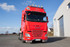Roter DAF LKW mit glnzender Low Bar und Dachbgel aus Metall, beide mit integrierten LED-Lampen.