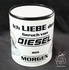 Weie Tasse mit schwarzem Rand und dem Spruch "Ich LIEBE den Geruch von DIESEL am MORGEN".