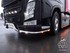 Glnzende Eckrohre mit weien und gelben LEDs an der Front eines schwarzen Volvo FH 4 Strong LKW.