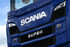 Frontansicht eines blauen Scania New Generation LKWs mit Khlergrill, Scheinwerfern, Scania- und Super-Logo.