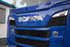 Frontansicht eines blauen Scania New Generation LKWs mit SCANIA Schriftzug, passend fr GFK Scheibenblende.