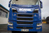 Blauer Scania New Generation LKW von vorne, passend fr die GFK Scheibenblende Economy Line.