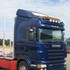 Weies, flaches LED-Transparent auf dem Dachspoiler eines blauen Scania LKWs.
