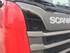 Lange Bgen aus gepresstem Edelstahl an der Front eines roten Scania NG LKWs. SCANIA Logo erkennbar.