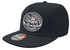 Schwarze Snapback-Cap mit weiem, gesticktem Motiv: Totenkopf, Hanteln und "100% TRUCKER old school" Schriftzug.