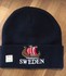 Dunkelblaue Mtze mit gesticktem Schiffsmotiv und "SWEDEN" Schriftzug.