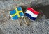 Gekreuzte Emaille-Pins: schwedische Flagge (blau-gelb) und niederlndische Flagge (rot-wei-blau).