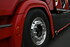 Rote GFK Kotflgelverkleinerung "Spatz" fr Scania NG LKW, montiert ber schwarzem Reifen mit Chromfelge.