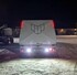 Weies Fahrzeugheck bei Nacht, beleuchtet von zwei hellen Ledson Raptor LED-Einbau-Rckfahrscheinwerfern auf Schnee.