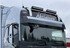 Vorderansicht eines Volvo FH LKW mit einer dunklen Acryl-Sonnenblende mit silberner Oberseite und LED-Lichtbalken.