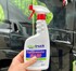 Weie CleanTruck Sprhwachs Nano Flasche in einer Hand vor glnzendem LKW.